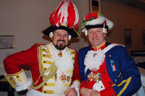 Auf dem foto sieht man die beiden Cadettencorpsführer Michael Remmy(links) in der roten Uniform und einen Stadtsoldaten in blauer Uniform(blau)