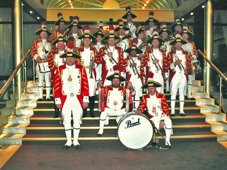 Musikanten des Stabmusikzuges der Ehrengarde posieren uniformiert vor dem Bonner Hotel Bristol.