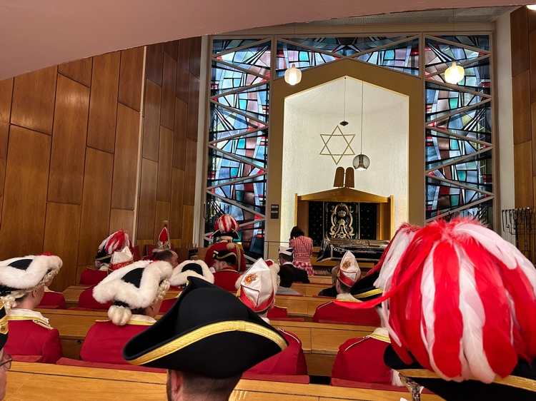EhrenGardisten lauschen einem Vortrag in der Synagoge Köln.