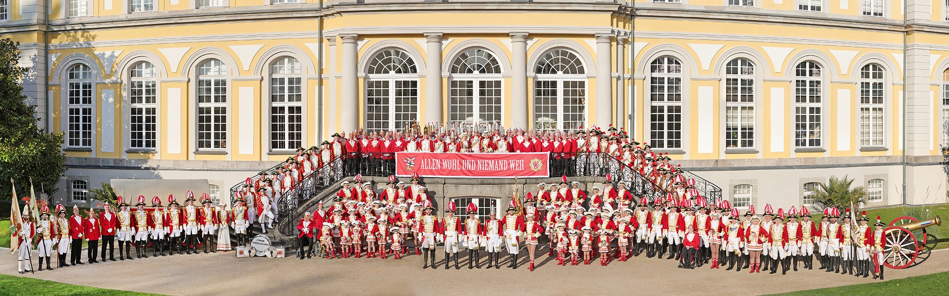 Die Ehrengarde der Stadt Bonn vor dem Poppelsdorfer Schloss