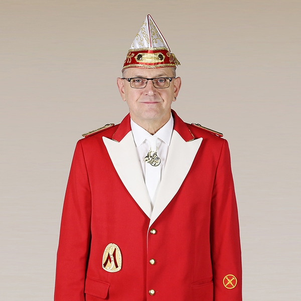Portrait von Günther Laufenberg in Uniform vor grauem Hintergrund.